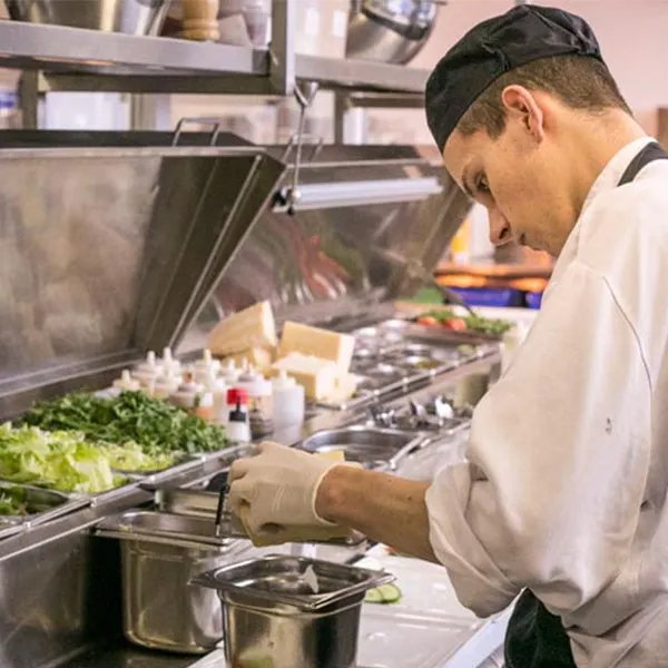 Chefkok in de keuken van Hotel Assen