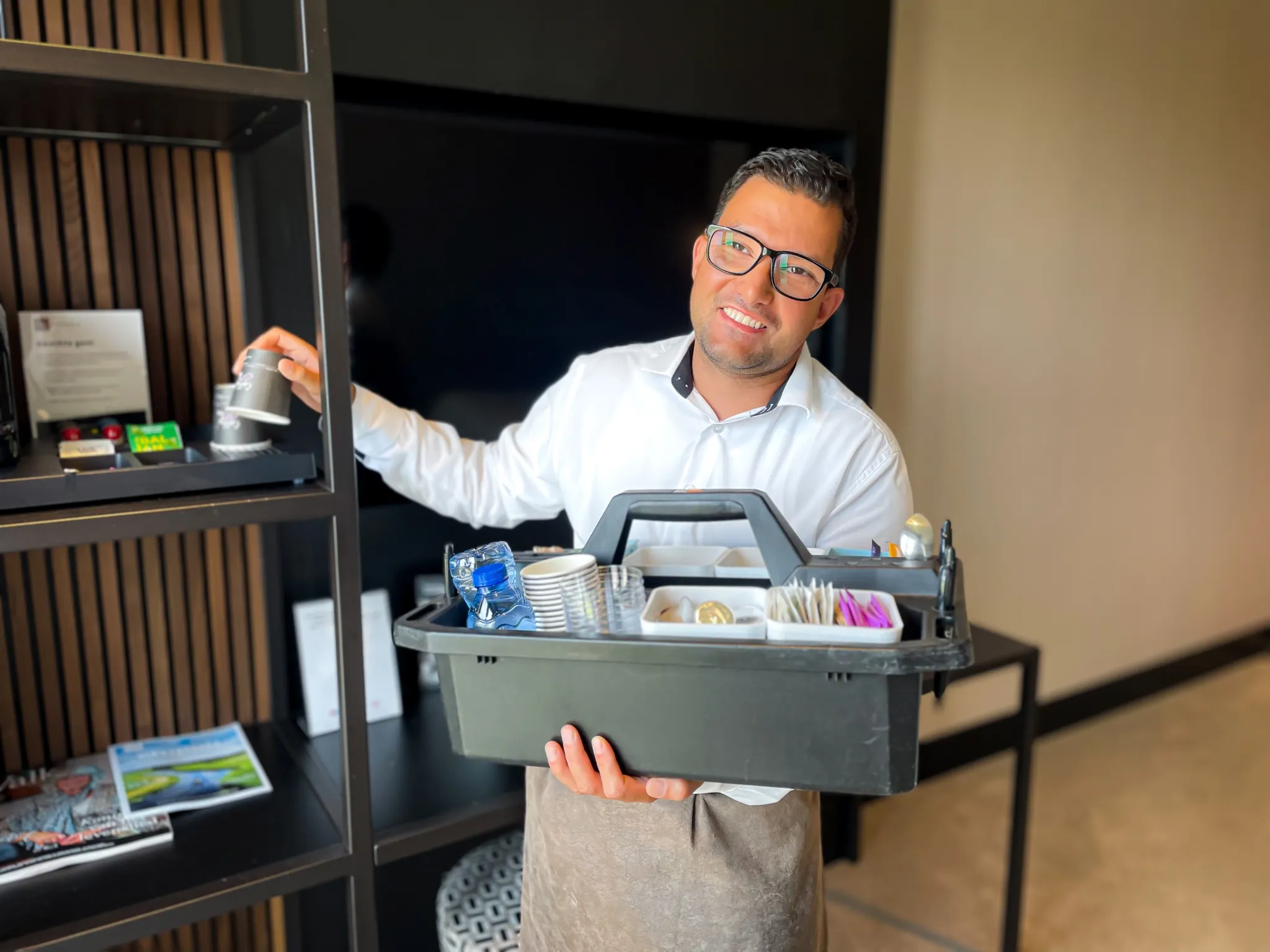 Medewerker voor de koffie-/theefaciliteiten hotelkamers
